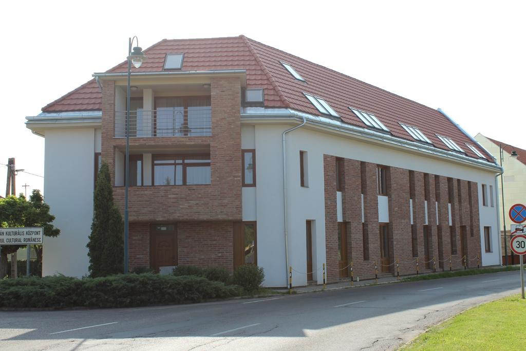 Gyulai Brill Apartman Chambre photo